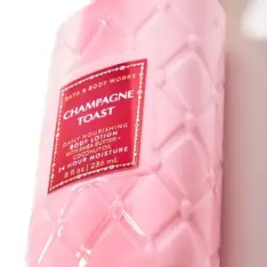 Щоденний живильний лосьйон для тіла Champage Toast