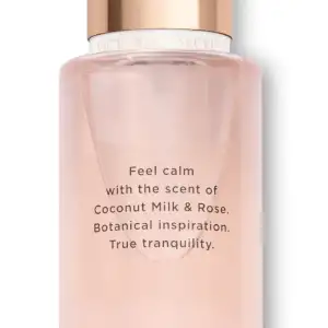 Cпрей для тіла Coconut milk Rose Victoria Secret Body Mist Natural Beauty - Поєднання ніжного кокосового молока та свіжої троянди створює делікатний квітково-фруктовий букет ✨ Оригінал із США  у зручному об’ємі 250 мл.