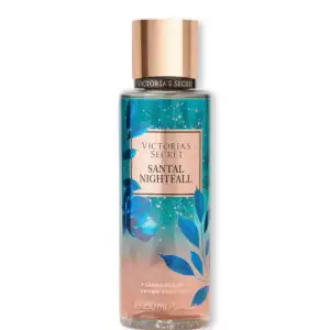 Спрей Santal Nightfall Body Mist Victoria Secret - Колекція: Enchanted Sundown. Поєднання чорної смородини, сандалового дерева та зоряного жасмину створює спокусливий фруктово-квітковий аромат✨ Оригінал із США  у зручному об’ємі 250 мл.