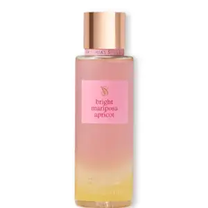 Cпрей Bright Mariposa Apricot Victoria Secret- Vivid Blooms. Поєднання нот соковитого абрикоса, ніжної фіалки та екзотичної квітки маріпоса створює спокусливий фруктово-квітковий букет.✨ Оригінал із США  у зручному об’ємі 250 мл