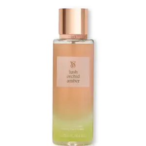 Cпрей Lush Orchid Amber Body Mist Victoria's Secret - Колекція: Vivid Blooms. Поєднання нот орхідеї, амбри та соковитої груші створює спокусливий фруктово-квітковий букет.✨