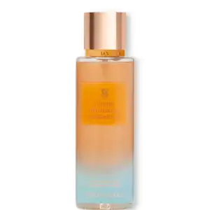Cпрей Vibrant Blooming Passionfruit Body Mist Victoria Secret - Колекція: Limited Vivid Blooms. Поєднання сонячної маракуйї, соковитого персика та кремових квіткових нот створює освіжаючий та спокусливий аромат