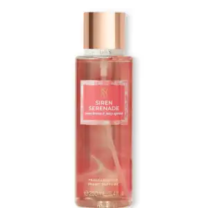Cпрей Siren Serenade Body Mist Victoria Secret - Колекція: Glistening Cove; Поєднання соковитого абрикоса, освіжаючого кавуна та нот морського бризу створює легкий та привабливий аромат.✨ Оригінал із США  у зручному об’ємі 250 мл.