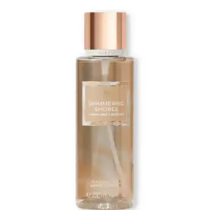 Cпрей Shimmering Shores Body Mist Victoria Secret - Колекція: Glistening Cove; Поєднання кокосової квітки, деревини дрифту, піску та ванільної орхідеї створює спокусливий квітково-деревний аромат✨ Оригінал із США  у зручному об’ємі 250 мл. 💡 Замовляйте зараз і відкрийте для себе елегантність аромату Shimmering Shores Mist який підкреслить ваш стиль!