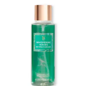 Спрей Whispering Waves Body Mist Victoria Secret- Колекція: Glistening Cove; Поєднання водяного кактуса, цитрусових нот, лілії створює освіжаючий свіжий, цитрусовий аромат✨ Оригінал із США  у зручному об’ємі 250 мл.