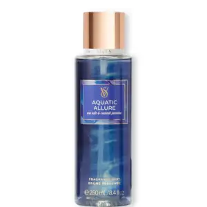 Спрей Aquatic Allure Body Mist Victoria Secret - Колекція: Glistening Cove; Поєднання жасмину, мускусу та морської солі створює освіжаючий квітково-свіжий аромат✨ Оригінал із США  у зручному об’ємі 250 мл.