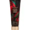 Лосьйон Ginger Apple Jewel Victoria Secret для тіла - Колекція: Gilded Gala; Поєднання яскравого імбиру, мускусного яблука та терпкої журавлини дарує вашій шкірі м'якість та спокусливий аромат✨ Оригінальний лосьйон із США  у зручному об’ємі 236 мл.