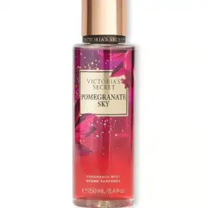 Спрей Pomegranate Sky Body Mist Victoria Secret - Колекція: Enchanted Sundown. Поєднання соковитого граната, ніжного ірису та теплої амбри створює спокусливий фруктово-квітковий аромат✨ Оригінал із США  у зручному об’ємі 250 мл.