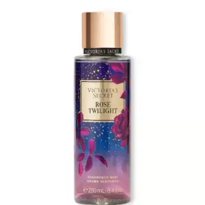 Спрей Rose Twilight Body Mist Enchanted Sundown - Поєднання червоного грейпфрута, троянди та мускусу створює спокусливий фруктово-мускусний аромат✨ Оригінал із США  у зручному об’ємі 250 мл.