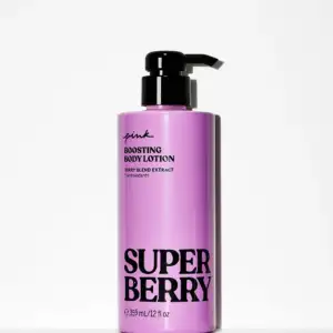 Лосьйон Super Berry Boosting Body Lotion Victoria's Secret PINK - лосьйон, збагачений екстрактами полуниці, чорниці та вітаміном C, швидко вбирається, забезпечуючи миттєве зволоження та залишаючи на шкірі солодкий ягідний аромат✨ Оригінальний лосьйон із США  у зручному об’ємі 355 мл.