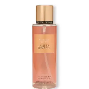 Міст Victoria's Secret Love Spell Body Mist - аромат, який поєднує соковиту чорну вишню, кремову ваніль та теплу амбру, створюючи затишне гурманське звучання, ідеальне для холодних вечорів